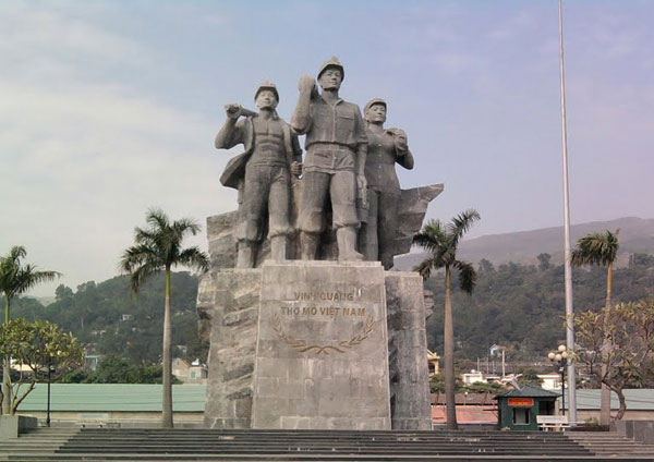 Tượng đài Vinh quang thợ mỏ Việt Nam