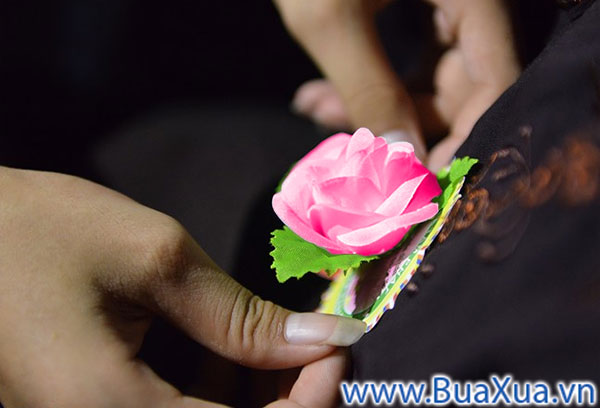 Một bông hoa màu hồng trên áo cho những ai đang còn mẹ